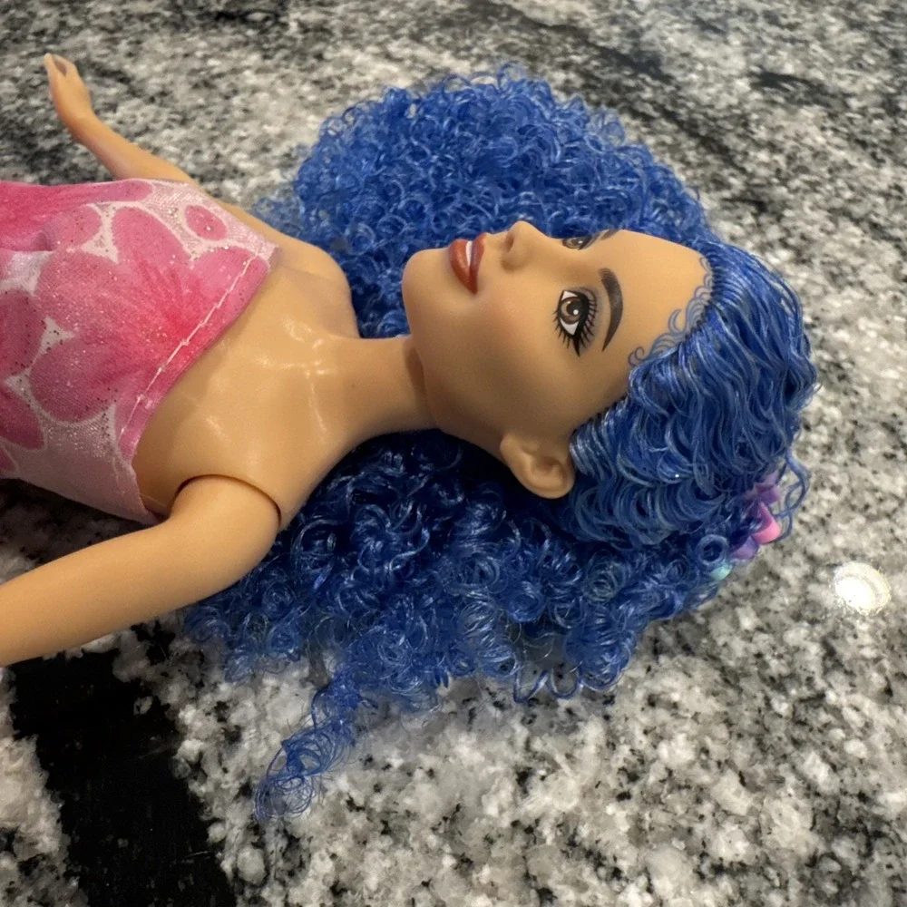 Descendants the rise of red the sorcerer's cookbook‎ Chloe doll With Dress Shows